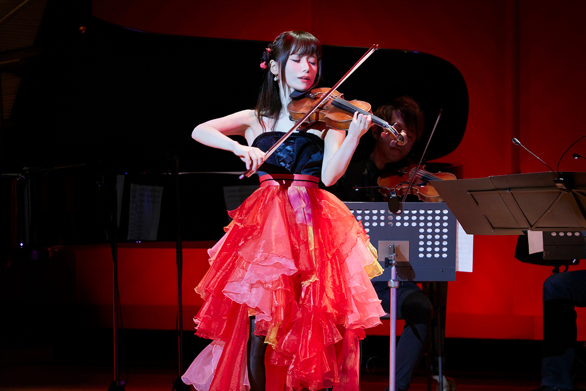 バイオリニスト石川綾子の生演奏をヘッドホンで聴く日本初の「ハイレゾヘッドホンコンサート」 PHILE WEB