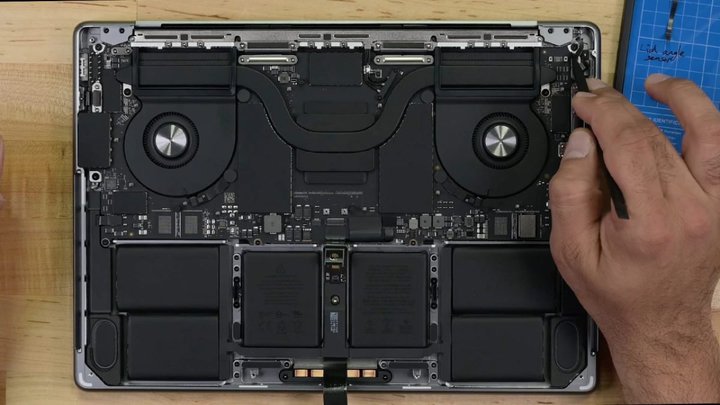 14C`MacBook Proi2023j𕪉BOfƂ̈Ⴂ́H
