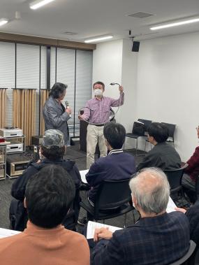 ブースでの製品説明の様子