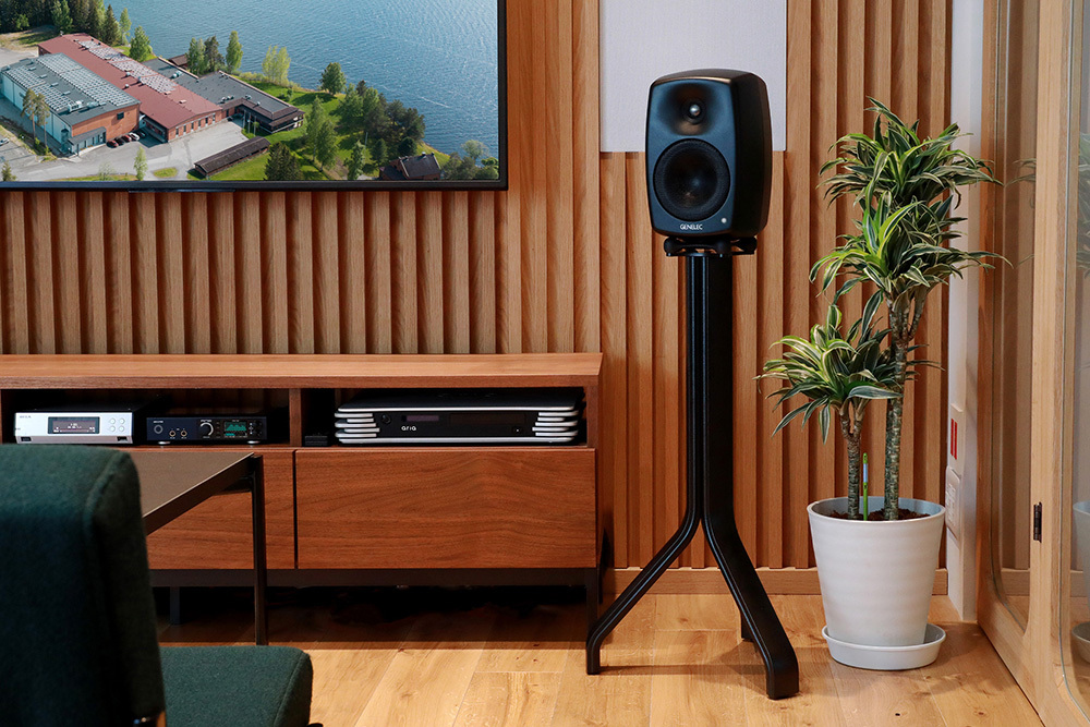 ジェネレック、北欧デザインのホーム向けスピーカースタンド「TRIOL