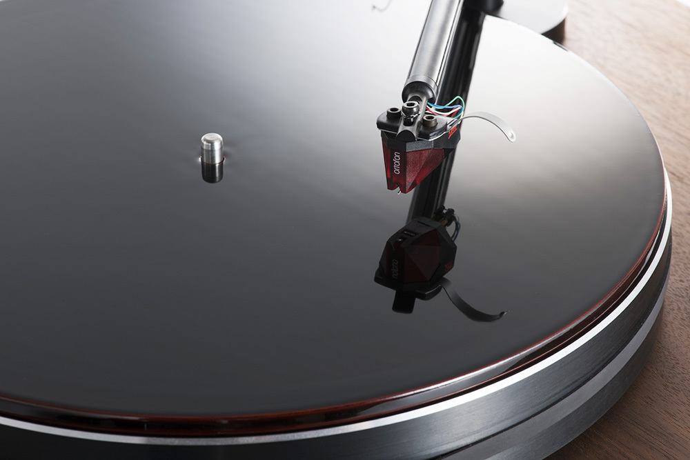 ユキム、漆塗り仕上げの木製ターンテーブルシート「黒琳 URUSHI