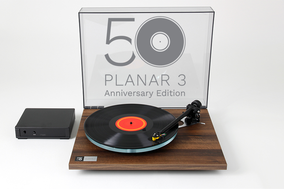 Rega、「Planar3 mk2 50th Anniversary Edition」。Walnut仕上げで電源