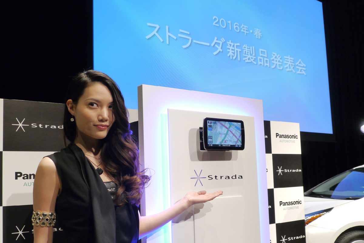パナソニック、9型ディスプレイ搭載カーナビ “ストラーダ”「CN-F1D