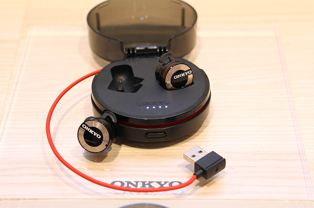 オンキヨー、両耳完全ワイヤレスBTイヤホン「W800BT」を10月初旬発売
