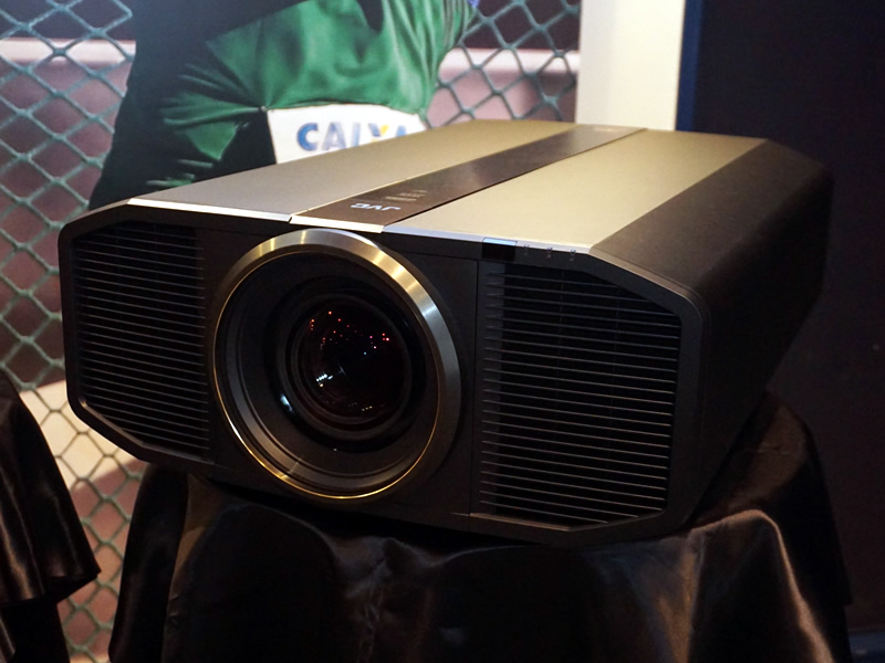 JVC初のネイティブ4K D-ILAプロジェクター「DLA-Z1」、350万円で12月