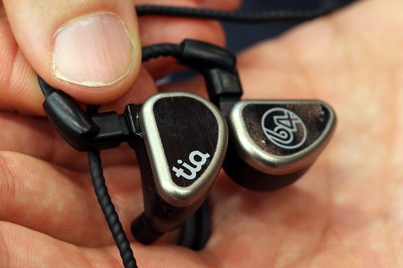 ポタフェス＞64 AUDIO、新技術採用のハイブリッド型イヤホン「tia Trio