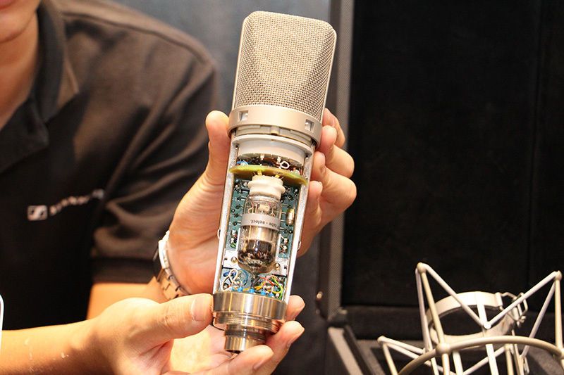 ノイマンの名マイク「U67」が50余年の時を超え復刻、ゼンハイザーも新