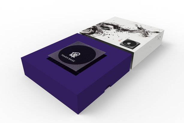 TOoKA BASE、Bluetooth対応ポータブルCDプレーヤー。墨絵アーティスト