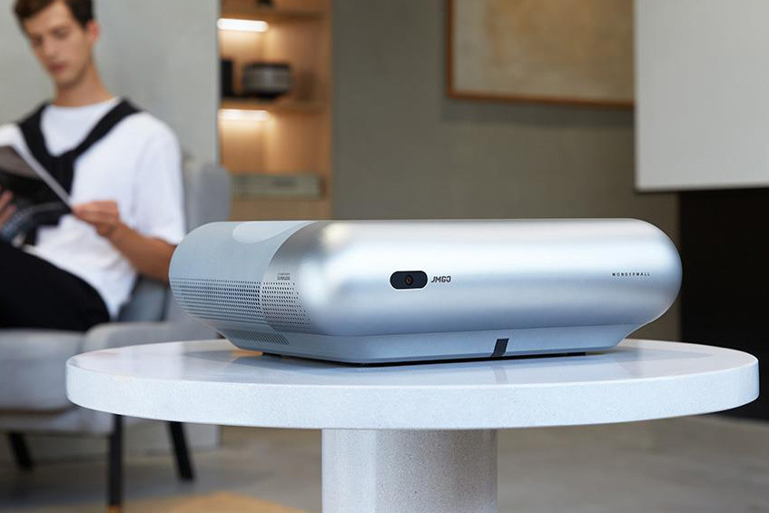 ライカ／ディナウディオと協業した超短焦点プロジェクター「JMGO O1