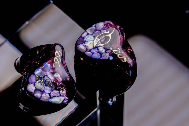 SeeAudio Kaguya  有線イヤホン 美品 See audioのフラグシップユニバーサルIEM「Kaguya」が上位に