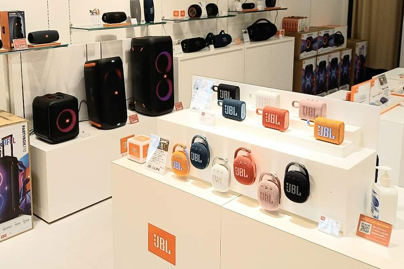 “訳アリ品”の特価販売も、JBL Storeが三井アウトレットパーク幕張に期間限定オープン - PHILE WEB