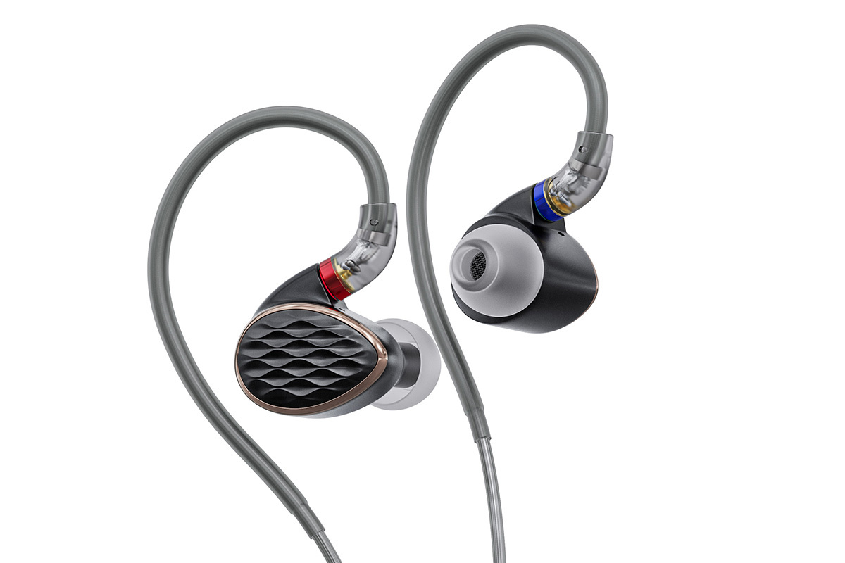 FiiO、3BA/1DDのハイブリッドIEM「FH15」。高域と中域に異なるBA