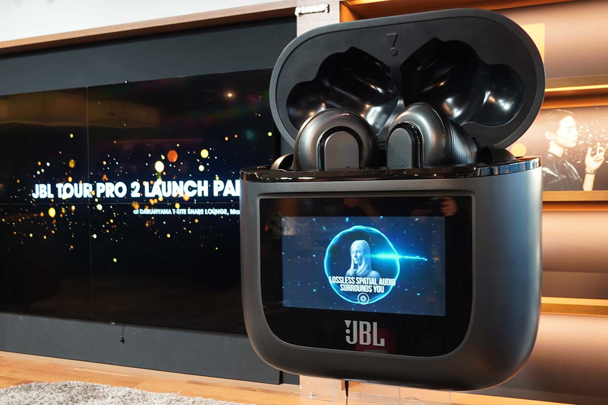 菊地成孔＆湯山玲子がオススメ、JBLの新完全ワイヤレス「TOUR PRO 2