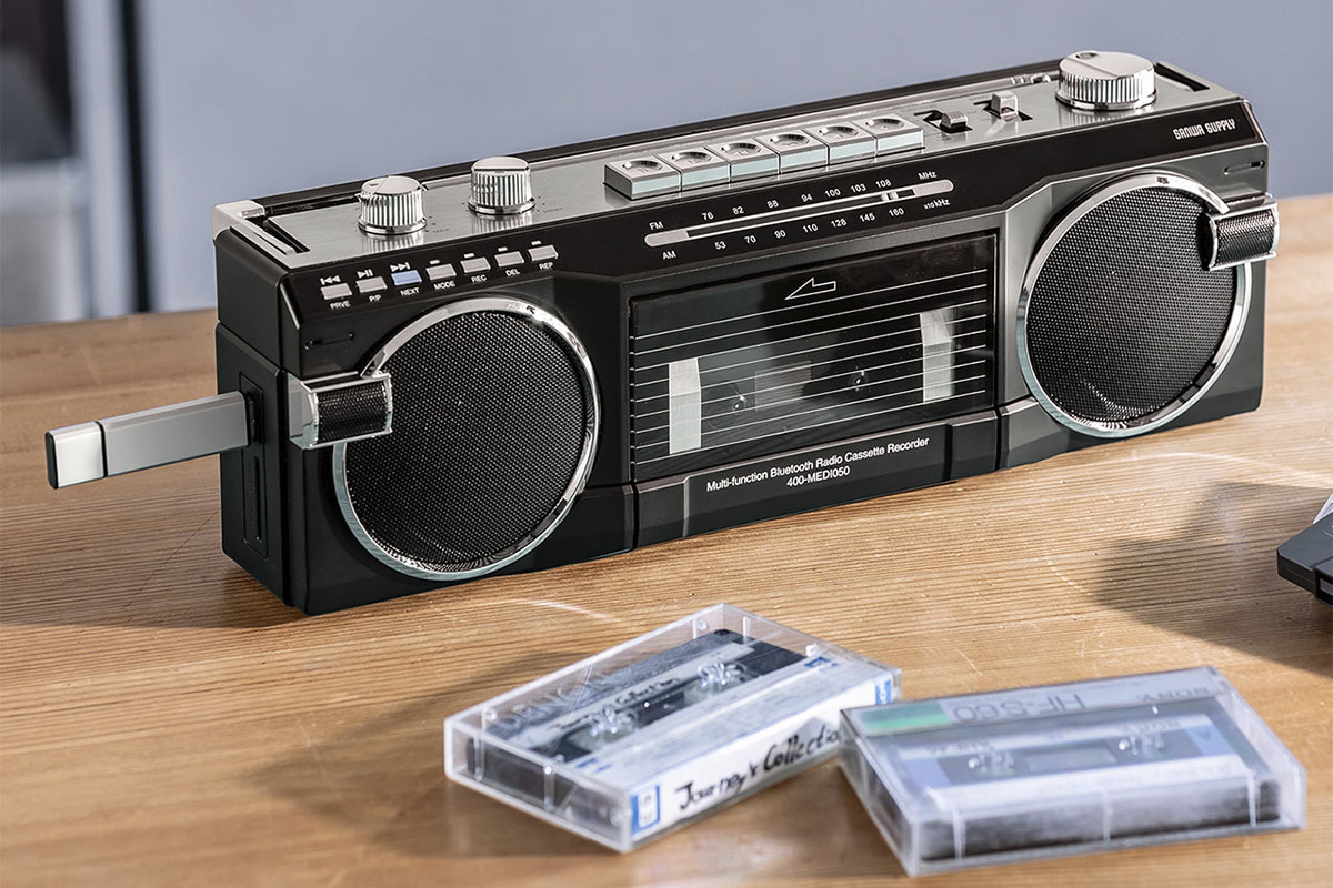 サンワサプライ、80年代風デザインの多機能ラジカセ。USBメモリーやSD