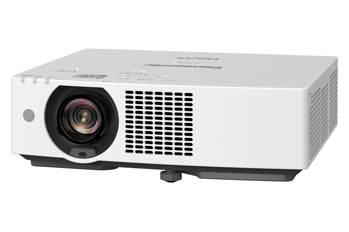 パナソニックコネクト、高輝度／軽量設計で4K対応の業務用液晶