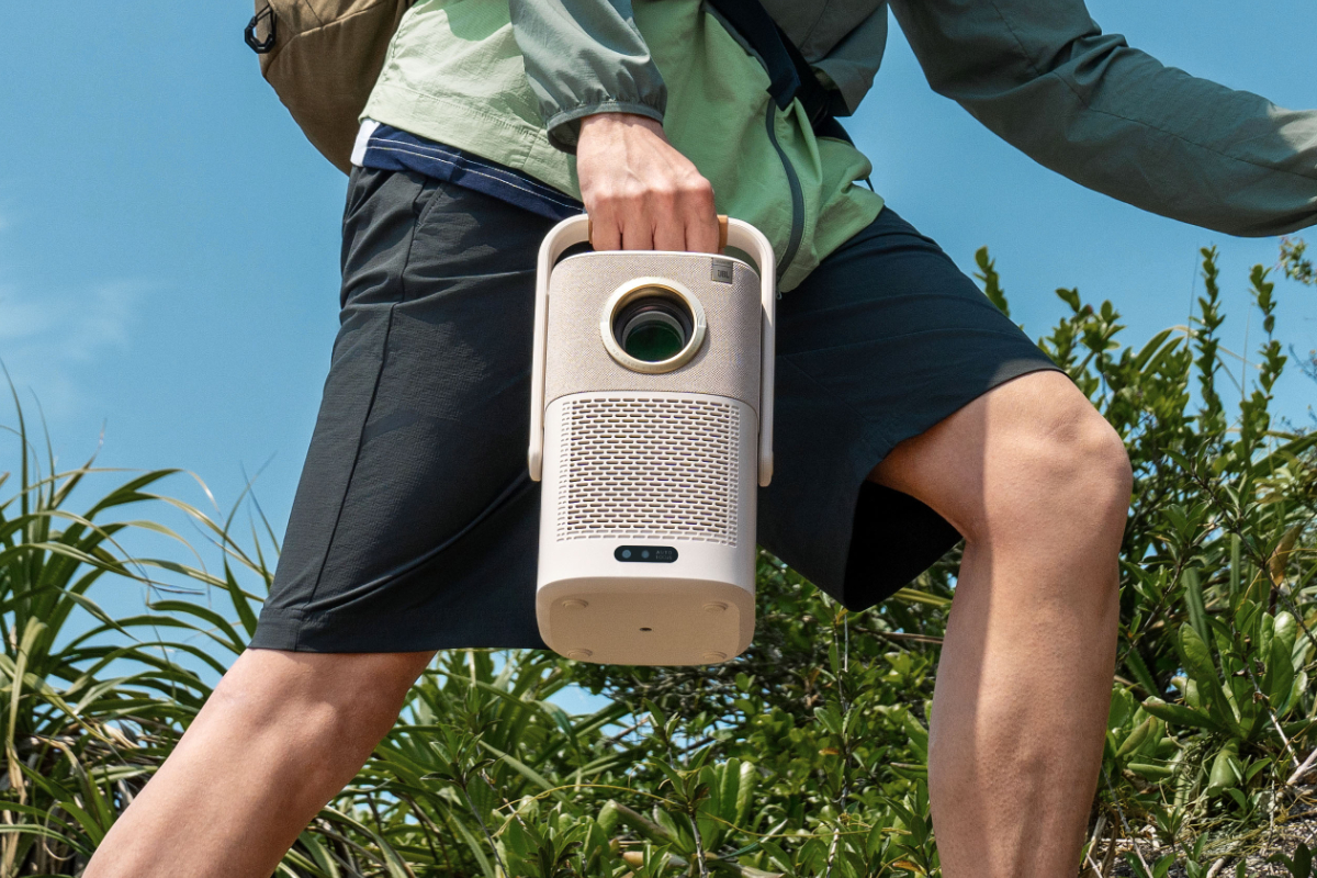 Yaber、Google TVとJBLスピーカー搭載のポータブルプロジェクター「T2