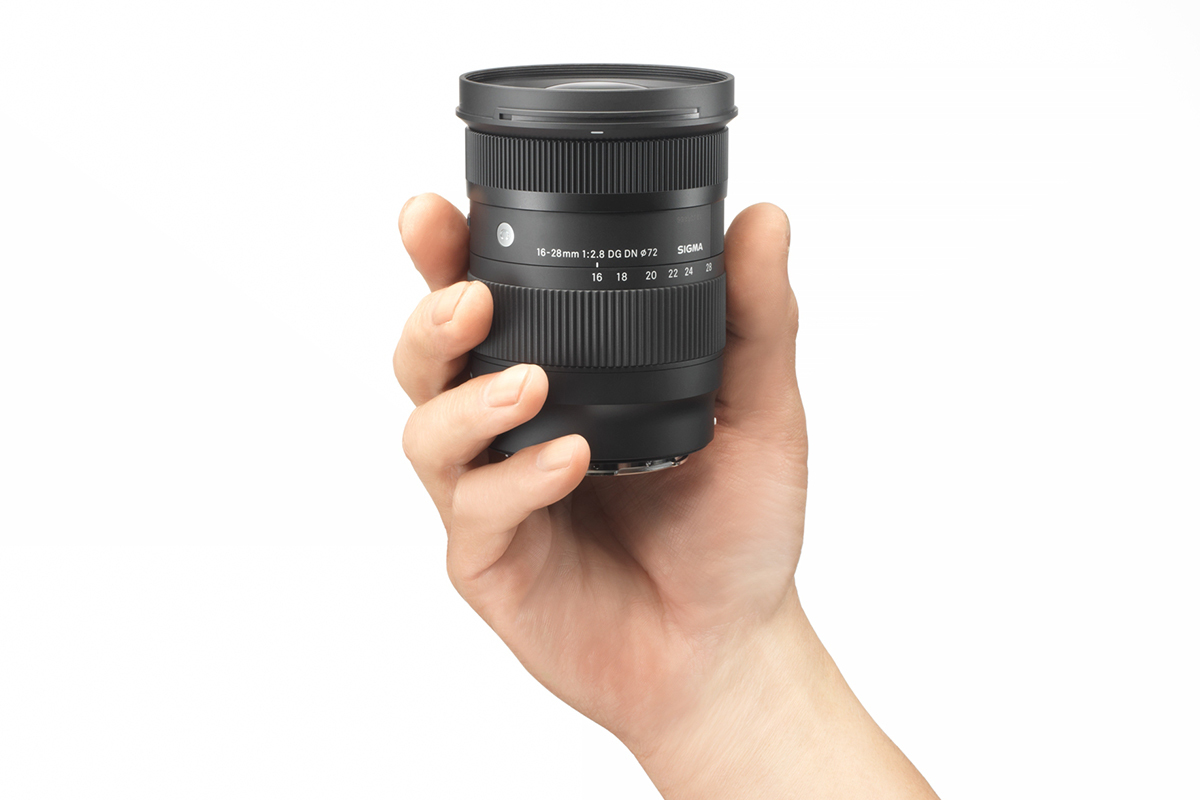シグマ、大口径ながらもコンパクトな超広角ズームレンズ「16-28mm F2.8