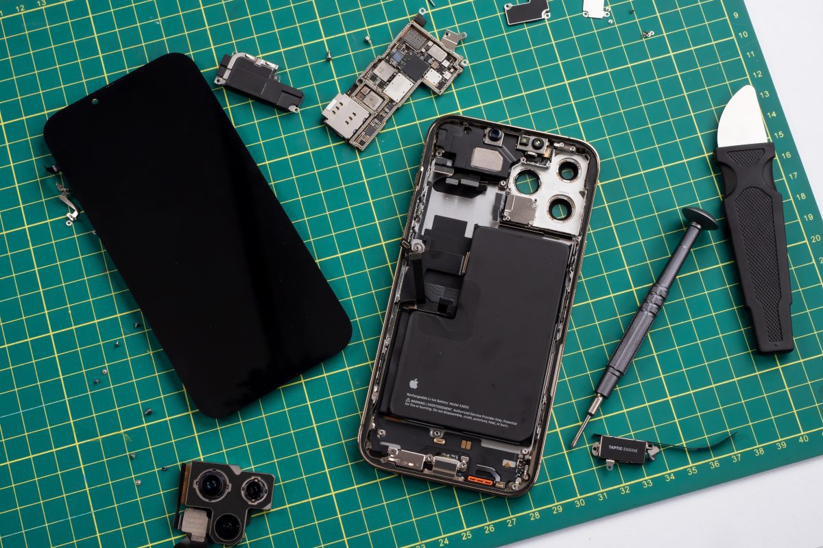 iPhone 14のレザーケースとされるもの