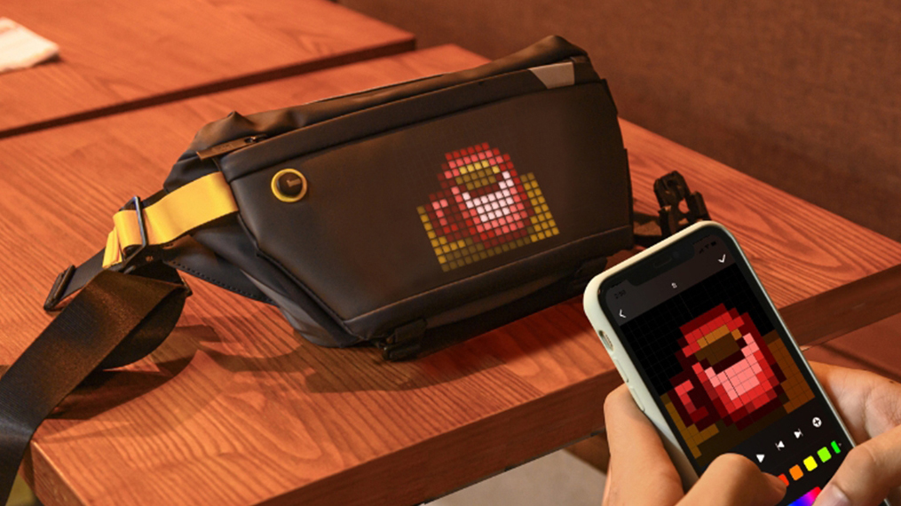 ディブーム　ピクセルアート　ショルダーバッグ　アプリ使用でオリジナル！ 自分でデザインしたドット絵を表示できるショルダーバッグ「Pixoo