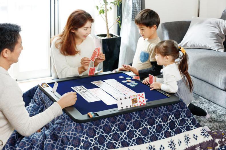 ヤマダ電機オリジナル ゲームこたつ ヤマダデンキが「ゲーミングこたつ」発売。七色に光らないけど暖かい