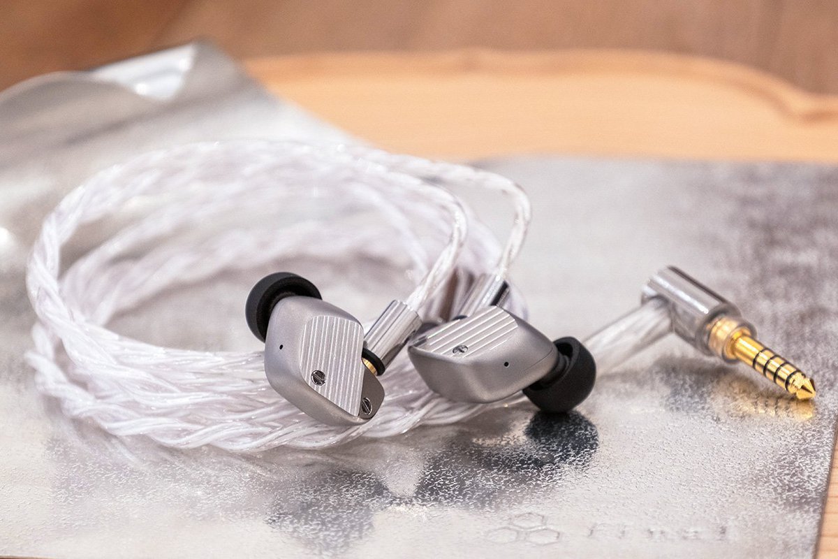 美品 final A10000 final新フラグシップイヤホン「A10000」。ひと足さきに聴いたら本気で