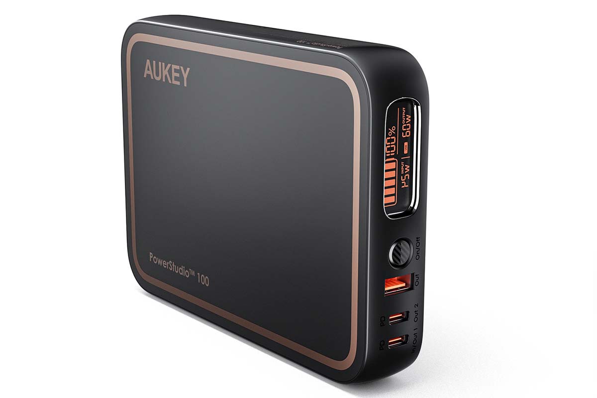 AUKEY、4台同時給電できるモバイルバッテリー「PowerStudio 100」。3