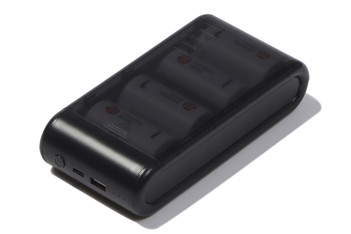 ビックカメラ、単1形乾電池4本でスマホをフル充電できるモバイル充電器