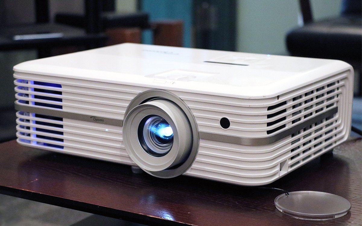 新設計レンズの “キレ” ある4K大画面を手頃価格で！ オプトマの