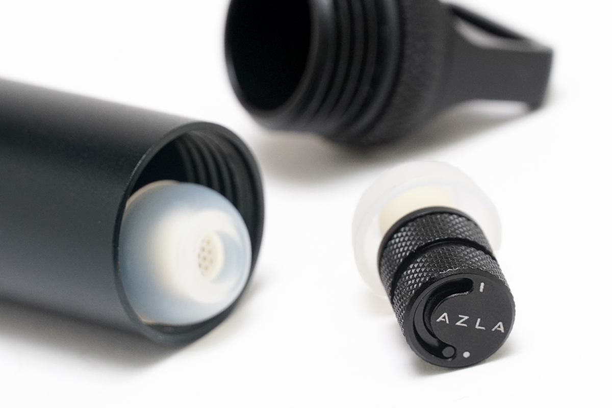 人気沸騰、超便利。AZLAライブ用イヤープラグ“ポム栓”の一台二役ぶりが