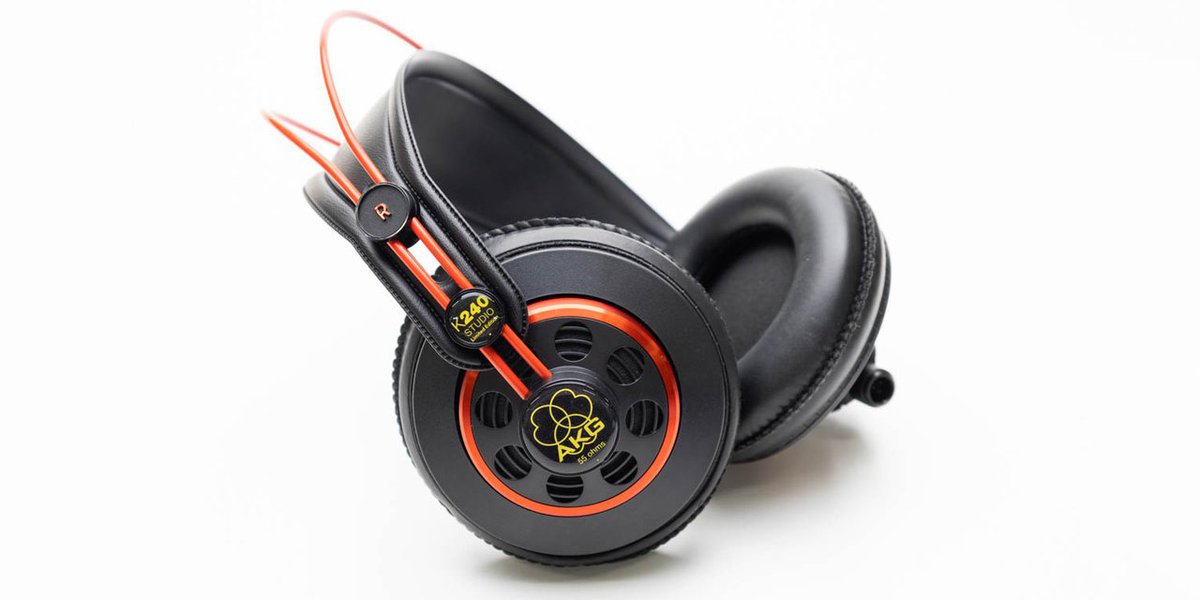 メタリック・レッドのアクセントがクール。AKGの銘ヘッドホン「K240