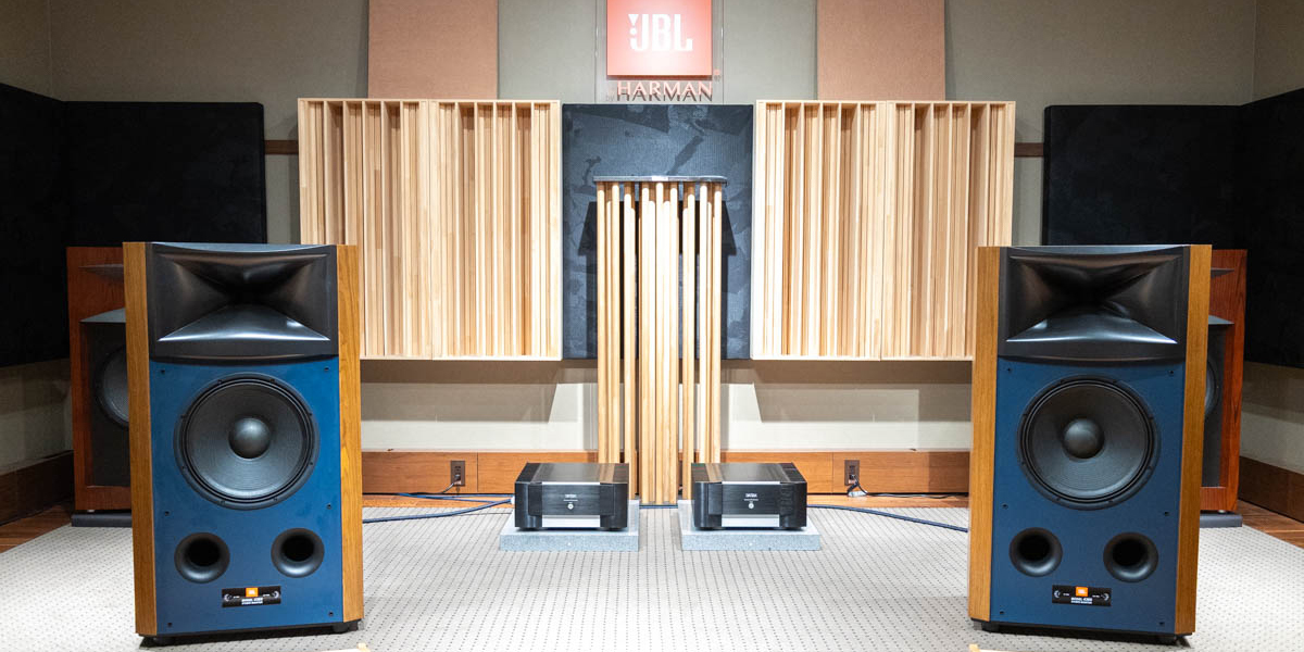 世の中には2つのスピーカーがある。JBLか、それ以外かだ」。伝統の