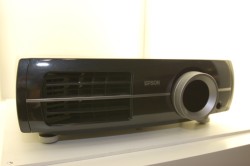 エプソンがプロジェクター新製品6機種を発表 － 最高峰「EH