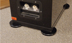 on and on、地震による転倒を防止するスピーカー用