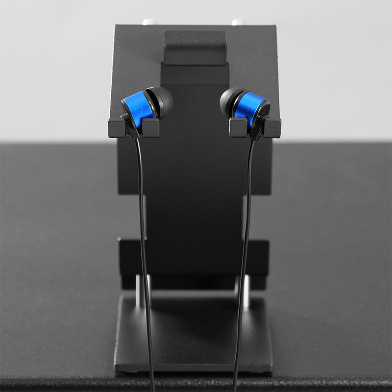 別のタイプのインイヤーモニターをかけた様子