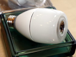 ソニー、“LED電球スピーカー”にステレオ再生や調色も可能な新