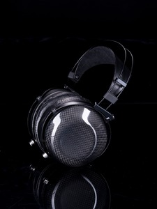 MrSpeakers、新形状ハウジング採用の平面駆動ヘッドホン最上位