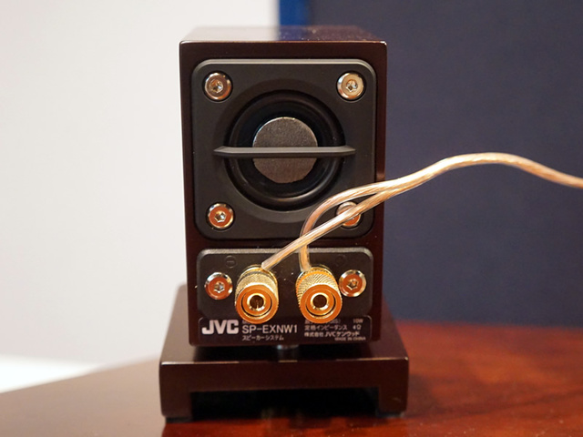 JVC、名刺サイズの超小型ウッドコーンオーディオシステム「EX-NW1
