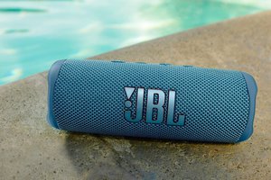 JBL、防水・防塵Bluetoothスピーカー「JBL FLIP 6」。ひと回り小型化し