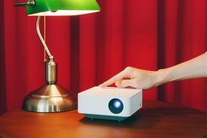 LG、約1kgで120インチ投写が可能なスマートプロジェクター