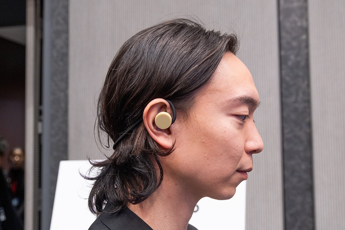 nwm、軽量ネックバンド型“耳スピーカー”「nwm GO」。斎藤工が