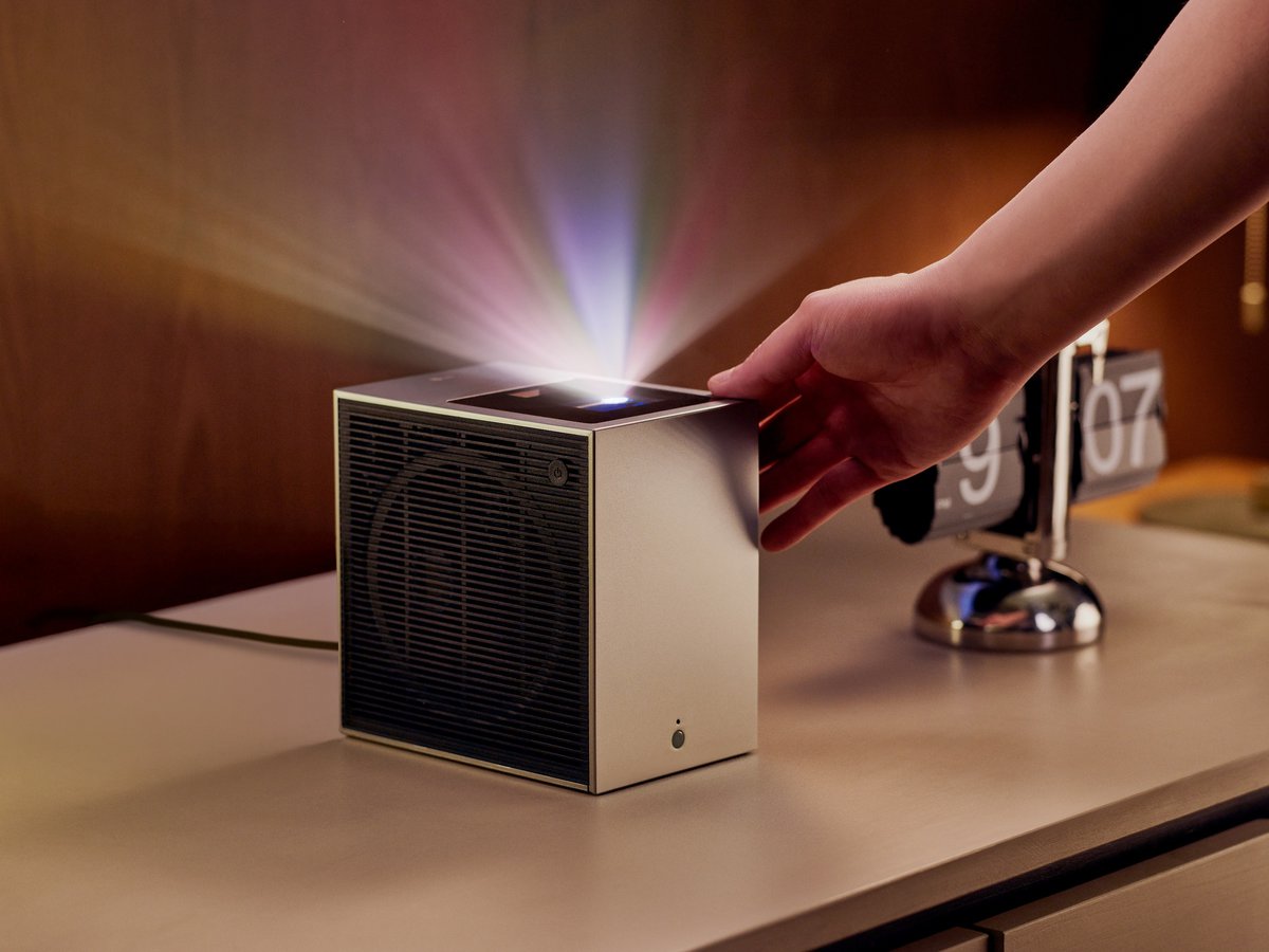 LG、超短焦点4Kレーザープロジェクター「CineBeam S」を10月下旬