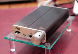 レビュー】JVC初のポタアン「SU-AX7」をAK240とiPhoneで音質チェック 
