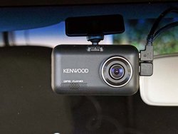 スモークガラスでも使える！ ケンウッドの2カメラ型ドライブレコーダー 