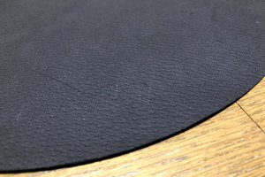 ミニレビュー】ヨンナナ研の豚革ターンテーブルシート「Model