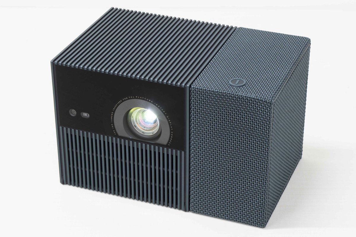 キューブ型で角度調整がスムーズ！TCLのポータブル