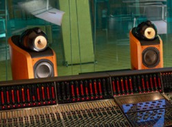 B&W�ƃA�r�[�E���[�h�E�X�^�W�I���p�[�g�i�[�V�b�v�����B�u800 D3�v�����X�^�W�I�ɓ���