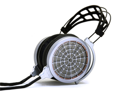 �G�~���C�A��MrSpeakers�̐Ód�^�w�b�h�z���ŏ�ʋ@�uVOCE�v�B39���~�O��