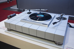 �yHIGH END�zAstell&Kern�A100kg���̃A�i���O�v���[���[����@���o�W�B���������R�[�h�J���������