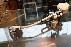 �yHIGH END�z�T�G�N�A��30�N�Ԃ�̃g�[���A�[���V���i�uWE-4700�v�B������10�{�̐��x������