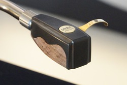 �~�����w���uHIGH END�v�ł̒��ڃA�i���O�֘A�V���i�B���̉��������|�[�g